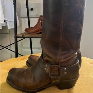 Womens Size 8 Frye Harness 15R boots